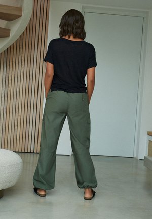 Next PARACHUTE - Reisitaskuhousut - rochelle khaki green