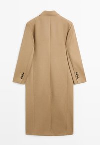 Beige Wollmantel mit langer Silhouette, Reverskragen und Knopfmanschetten. Ausgestellte Ärmel und zwei Seitentaschen. Glatte Textur und taillierte Nähte.