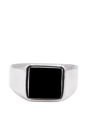 Chevalière en argent avec une pierre d’onyx noire carrée polie centrée sur une large bande lisse sur fond blanc.
