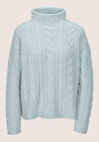 Helles blauer, dick gestrickter Rollkragenpullover mit Kabelmustern und langen Ärmeln vor einem einfarbigen Hintergrund.
