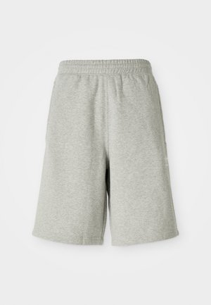 Shorts en coton gris avec une taille élastique, design longueur genou et un détail de logo discret sur le côté. Texture douce avec une coupe décontractée et sportive.