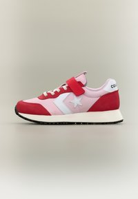 Ροζ και κόκκινο χαμηλό αθλητικό παπούτσι με λογότυπο λευκό αστέρι, λουράκι με βέλκρο, κορδόνια και μαύρη σόλα σε ουδέτερο φόντο.