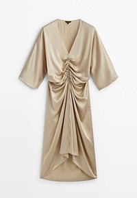 Robe midi en satin beige avec col en V, manches larges longueur coude, et détails froncés rassemblés au centre devant créant des plis drapés.