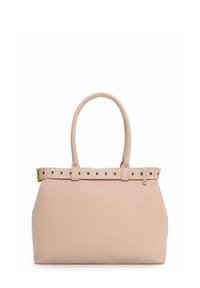 Beige lædertaske med struktureret finish, korte håndtag og et dekorativt perforeret bælte med firkantede udskæringer og guldfarvet hardware.