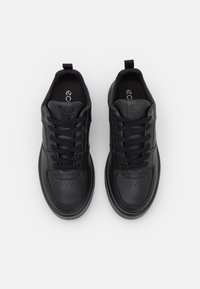 Svarta lädersneakers med en slät yta, rund tå, perforerade detaljer och snörningsdesign. Har en vadderad krage och en logotyp på tungan.