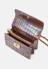 Borsa iridescente con texture coccodrillo, dotata di una cerniera dorata e dettagli metallici. L'interno include scomparti per l'organizzazione.