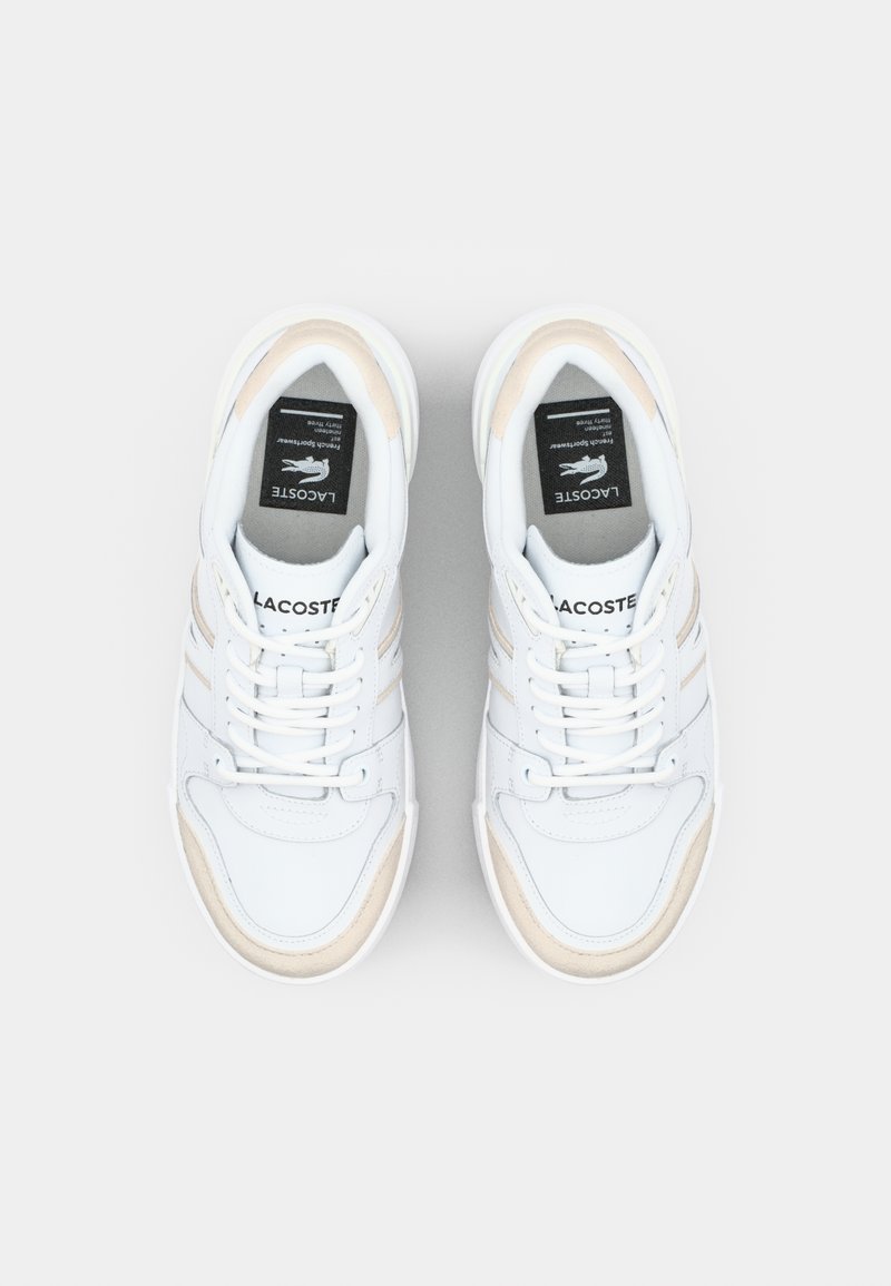 Weiße Ledersneaker mit beige Akzenten, strukturierten Überzügen und einer flachen Gummisohle. Verfügt über Schnürsenkel und ein Markenlabel an der Zunge.