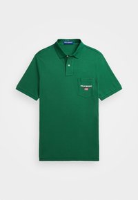 Polo vert à manches courtes avec col, patte à deux boutons, poche poitrine avec le texte "Polo Sport" et logo du drapeau américain.