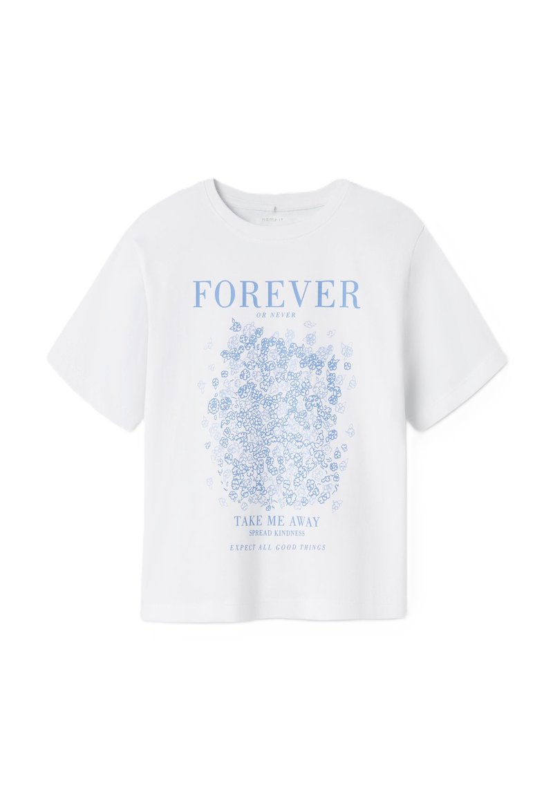 Balts kokvilnas T-kreklu ar zilu ziedu rakstu, kurā ir teksti: "Mūžīgi vai nekad," "Apmeklē mani," un "Gaidiet visas labās lietas."