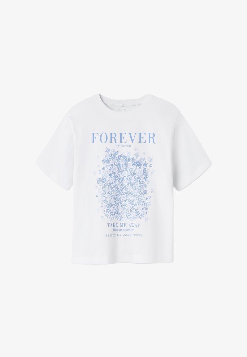 Balts kokvilnas T-kreklu ar zilu ziedu rakstu, kurā ir teksti: "Mūžīgi vai nekad," "Apmeklē mani," un "Gaidiet visas labās lietas."