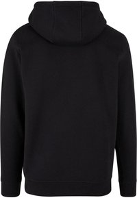 Felpa nera con cappuccio, realizzata in tessuto morbido. Presenta un design classico con tasca a marsupio e polsini a coste. Texture semplice, senza motivi visibili.
