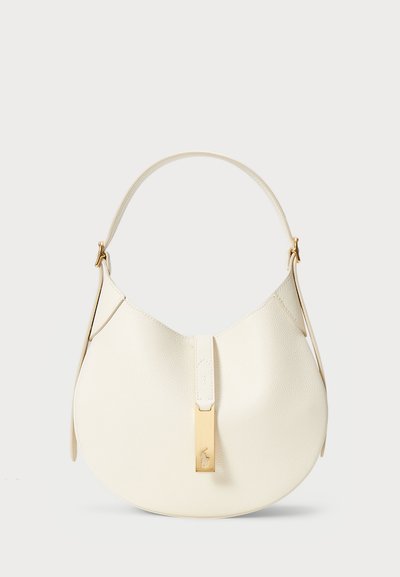 Borsa a spalla in pelle crema con forma curva, chiusura con pattina superiore, hardware dorato e finitura testurizzata.