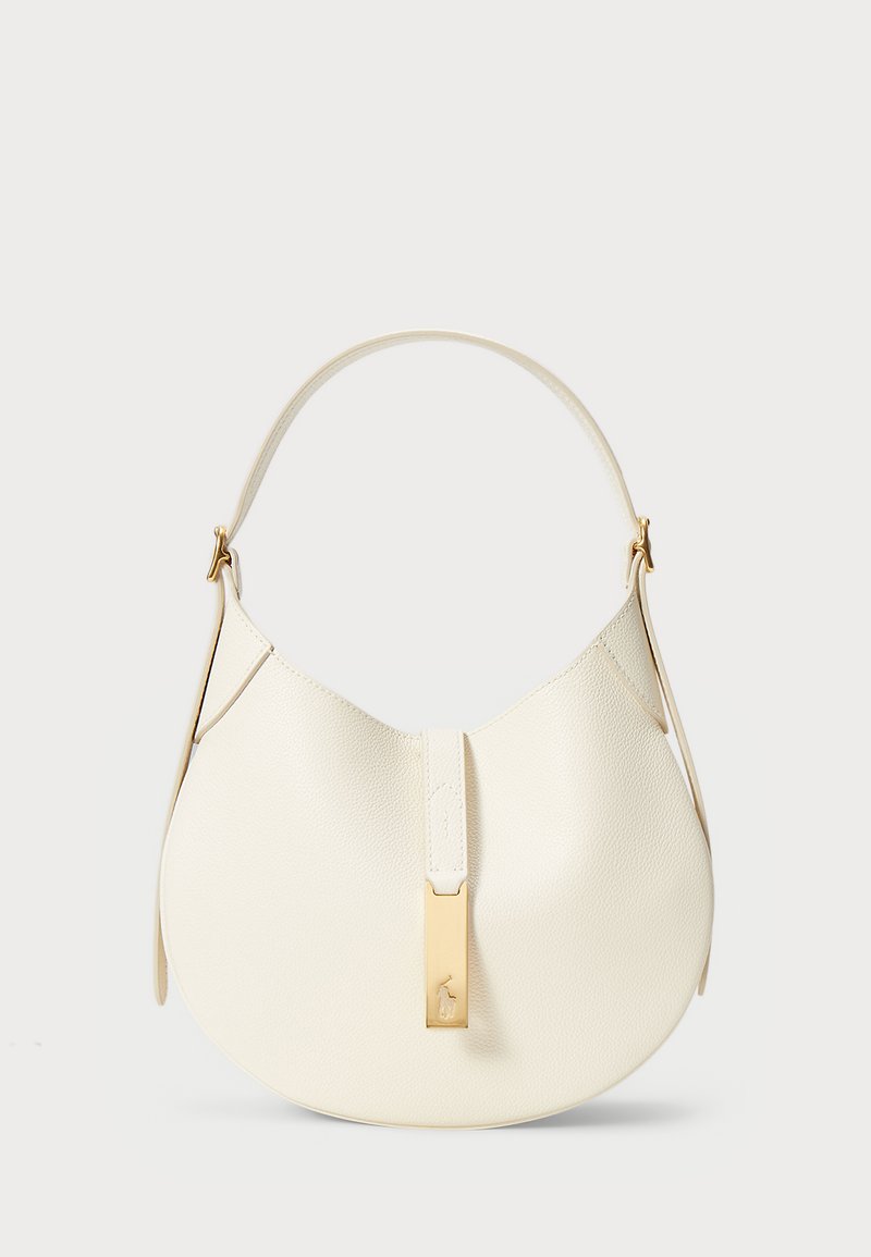 Κρεμ δερμάτινη τσάντα ώμου με καμπυλωτό σχήμα, κλείσιμο �με καπάκι στην κορυφή, χρυσά αξεσουάρ και υφή.
