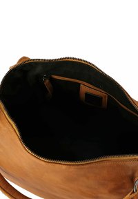 Bruine leren handtas met een ritssluiting, voorzien van een zwarte stoffen binnenkant en een klein binnenvak voor organisatie.