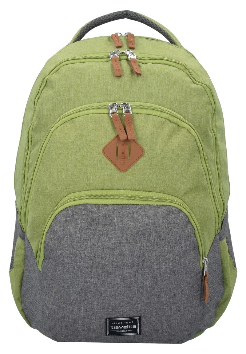 Grüner Stoffrucksack mit grauem Bodenpanel, doppelten Reißverschlüssen und braunen Lederelementen. Verfügt über gepolsterte Träger und ein Logopatch.