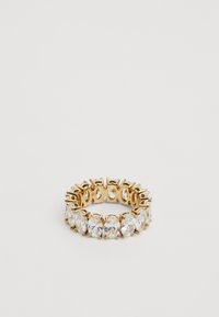 Anillo en tono dorado que presenta múltiples cristales transparentes de corte ovalado engastados en garras, con una banda interior lisa y un diseño abierto para mayor flexibilidad.