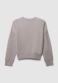 Pullover grigio in maglia con polsini e orlo a costine, taglio dritto, texture morbida e scollatura rotonda. Presenta cuciture delle spalle scese.