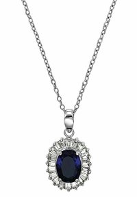 Srebrny naszyjnik łańcuszkowy z owalnym niebieskim kamieniem szlachetnym otoczonym przez przezroczyste akcenty cięte w kształcie baguette w kwiatowym wzorze.
