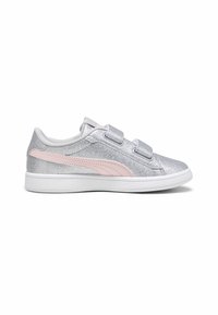 Sneakers argentati con glitter e una texture liscia, caratterizzati da dettagli rosa e due strappi in velcro, montati su una suola in gomma bianca.