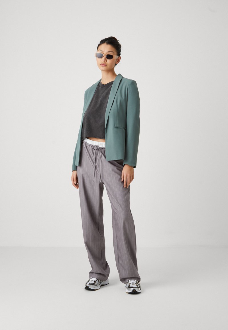 ONLY ONLTILLE STRIPE BOXER - Stoffhose - light grey melange/white 
