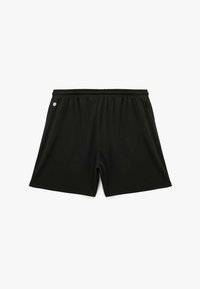 Pantalones cortos deportivos negros con una banda elástica en la cintura, confeccionados con un material ligero. Presentan un pequeño detalle de logo en el lado izquierdo.