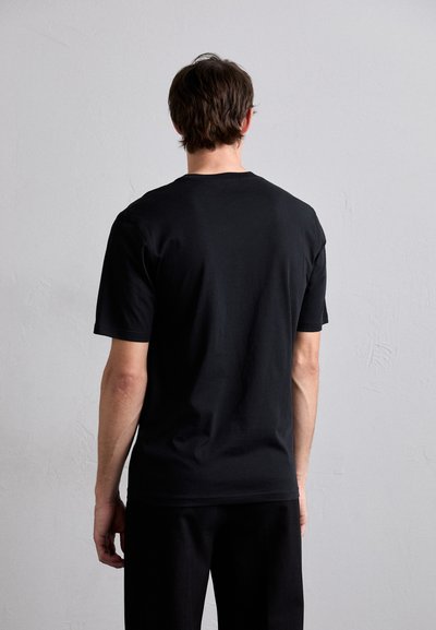 MOSCHINO TAPE - T-shirts med print - nero
