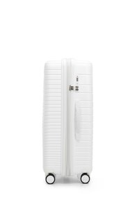 Maleta rígida blanca con textura acanalada vertical, cierre de cremallera, asa lateral y cuatro ruedas para facilitar el movimiento.
