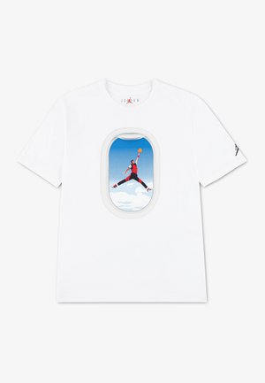 Hvid T-shirt med grafik af en basketballspiller, der springer for at lave dunk, indrammet af en form som et flyvindue foran i midten.
