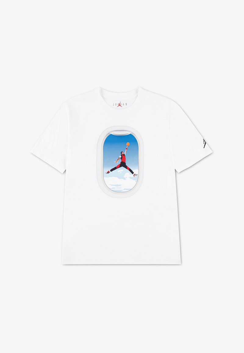 T-shirt blanc avec illustration d'un joueur de basketball sautant pour dunker, encadrée par la forme d'une fenêtre d'avion au centre devant.