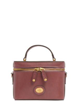 Petit sac à main rectangulaire en cuir bordeaux avec une anse supérieure, une fermeture éclair dorée, et une plaque ovale dorée avec logo sur le devant.