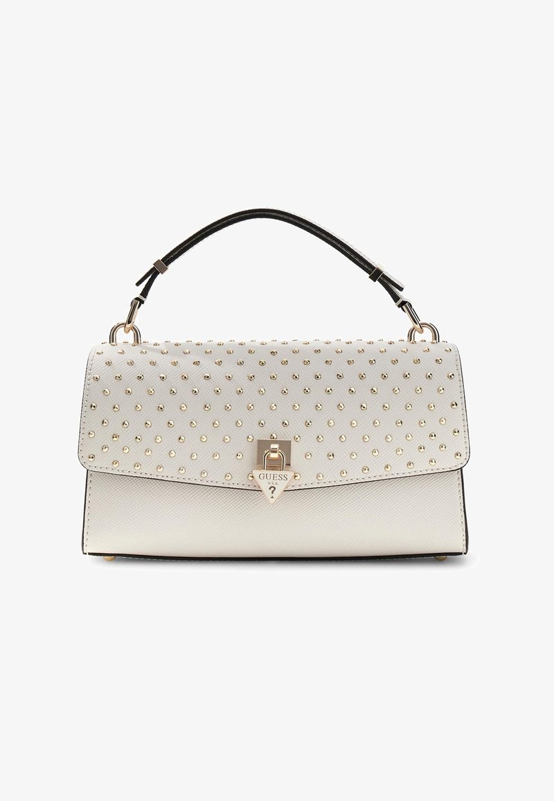 Balta teksturēta somiņa ar zelta kniedēm, melnu rokturi un trīsstūrveida zelta Guess logotipa aizdari priekšējā pārvalkā.