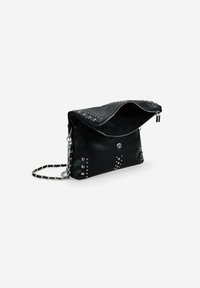Bolso de mano negro de cuero con cierre de cremallera, detalles de tachuelas y una correa de cadena plateada. Diseño plegado con un acabado texturizado.
