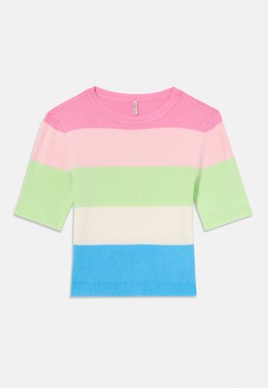 Top de manga curta com nervuras, apresentando riscas horizontais em rosa, rosa claro, verde, branco e azul. Textura suave com gola redonda.