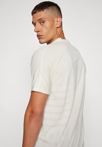 Salomon SENSE TEE - Spordi T-särk - rainy day/white