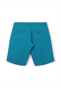 I pantaloni corti teal presentano un tessuto liscio, due tasche posteriori con bottoni e una parte anteriore piatta con passanti per cintura. Design classico con una vestibilità rilassata.