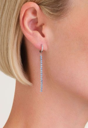 Zilveren creolen met een verticale ketting van kleine lichtblauwe stenen, wat zorgt voor een lineair ontwerp en een glanzende afwerking.