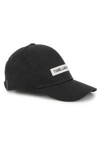 Boné de baseball preto feito de tecido de algodão, com uma aba curva e um distintivo retangular branco na parte frontal. Fivela ajustável na parte de trás.