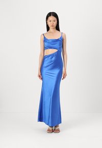 Vestido maxi de satin azul com corpete drapeado, detalhe recortado e alças finas. Textura suave com silhueta ajustada.