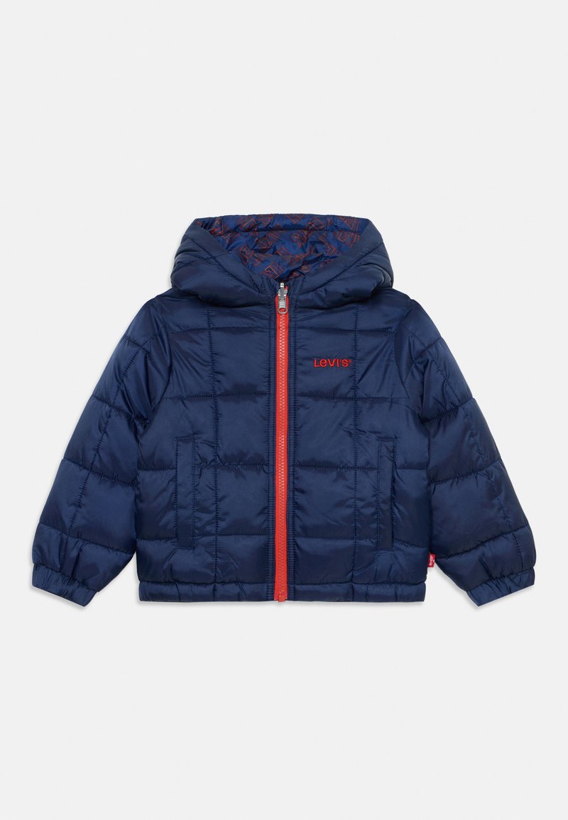 Chaqueta acolchada azul marino con capucha, cremallera roja y logo de Levi's. Presenta un diseño acolchado y un forro interior estampado.
