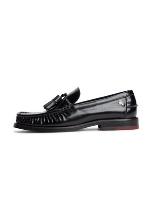 Schwarzer Ledertasselloafer für Herren mit niedrigem Absatz, seitlichem Logo und detaillierter Naht vorne und an den Seiten.