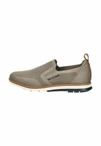 Scarpe beige slip-on con tomaia in tessuto a rete e suola in gomma. Presentano un accento in pelle marrone al tallone e una suola intermedia bianca in contrasto.