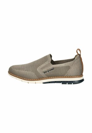 Zapatos tipo slip-on en beige con parte superior de tela de malla y suela de goma. Presentan un acento de cuero marrón en el talón y una media suela blanca en contraste.