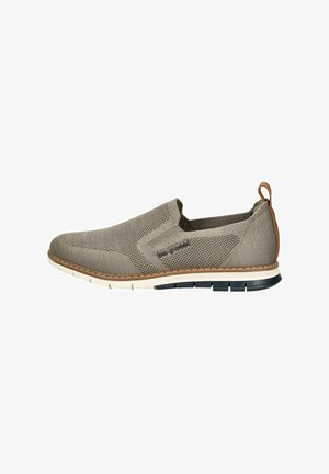 Beige Slipperschuhe mit Obermaterial aus Mesh-Gewebe und Gummisohle. Sie verfügen über einen braunen Lederakzent an der Ferse und eine kontrastierende weiße Zwischensohle.