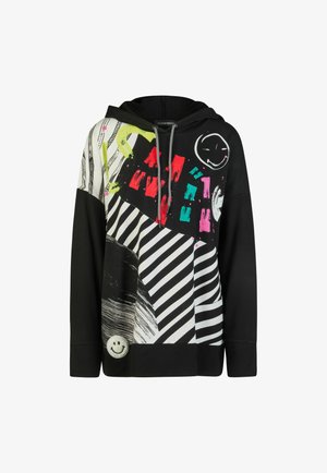 Zwarte hoodie met abstracte kleurrijke penseelstreken, zwart-witte strepen en twee smiley gezichten, één near de zoom en één near de schouder.