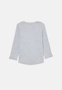 Grå langermet t-skjorte laget av mykt stoff, rund hals, sidesplitter og en litt lengre bakkant. Glatt tekstur med melert mønster.