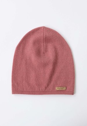 Rosa gestrickte Mütze mit weicher Textur, runder Form und einem braunen Lederlabel, das seitlich mit "BELLEMERE NEW YORK" geprägt ist.