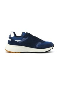 Zapatillas de deporte de color azul marino que cuentan con paneles de ante y malla, puntera redonda, cuello acolchado, cordones negros y una mediasuela blanca con suela de goma.