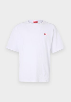T-shirt bianca in cotone con maniche corte, scollo a girocollo e un piccolo logo Diesel rosso rettangolare sul lato sinistro del petto.