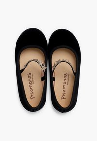 Schwarze Samtballettschuhe mit glatter Textur, ausgestattet mit einer goldenen Sternverzierung über dem Spann und einer beigen Innensohle mit Branding.