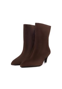 Hnědé semišové kotníkové boty s špičatou špičkou, úzkým podpatkem a hladkým povrchem; elegantní, minimalistický design bez viditelných zapínání.